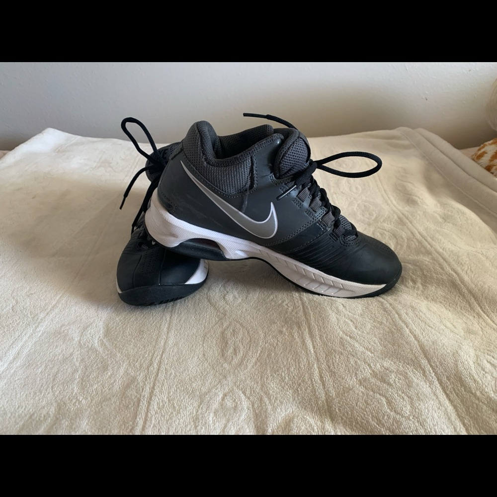 NIKE BASKETBALL SHOES